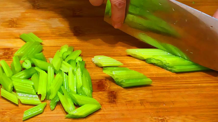 炒肉丝,要想肉丝不柴不腥,嫩滑如豆腐,大厨教你3招,别不知道