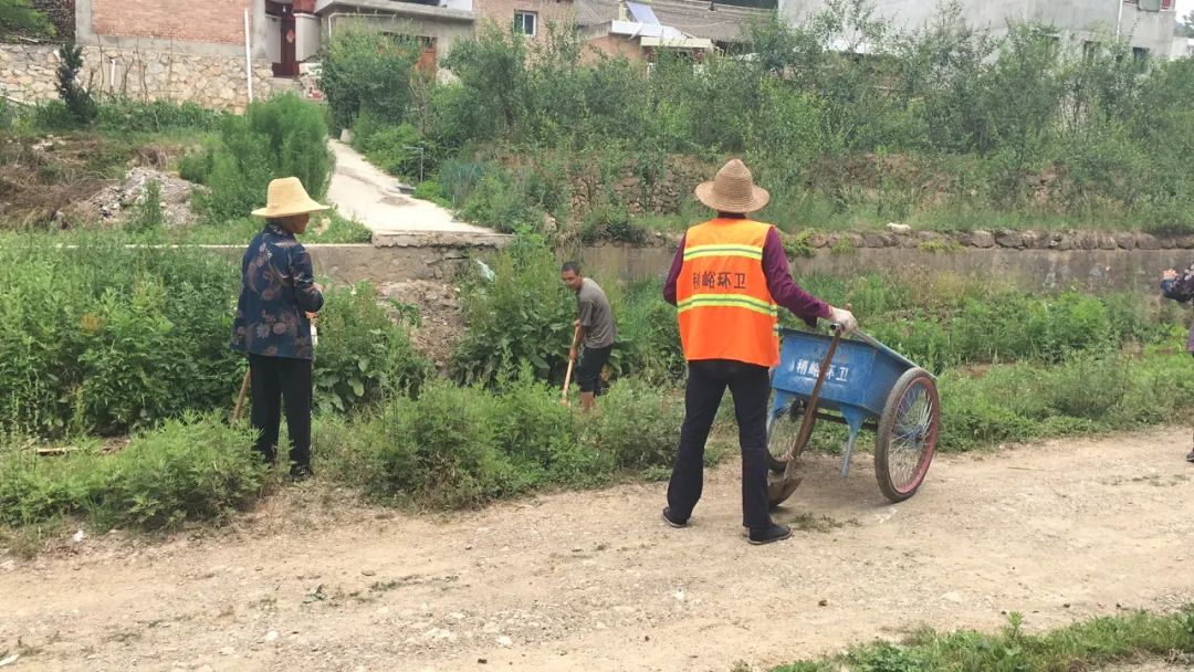 辛店镇持续开展路域环境整治行动,两城镇不断加大环境卫生整治力度