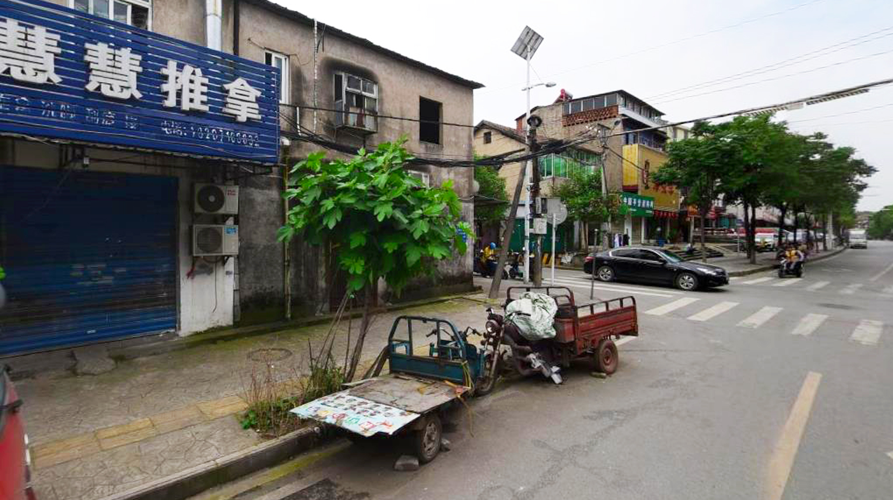 穿梭于武汉东西湖区这条小街，古朴民房和老商铺遍布，充满烟火气