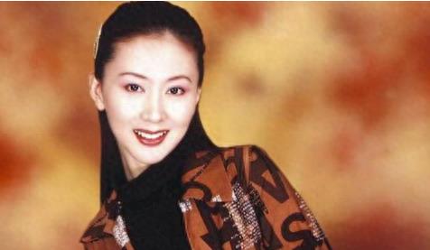 事实证明，为了钱选择当“裸模”的汤加丽，已经走上了另一条路