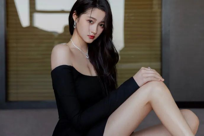 张嘉倪黑裙和网红同框,张嘉倪风波后首晒美照