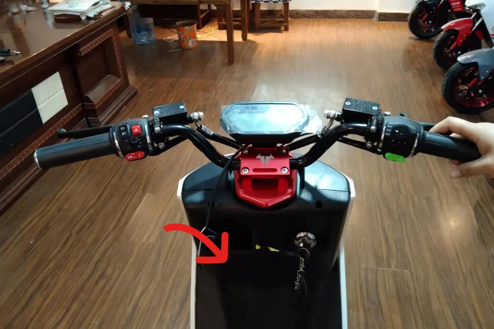 电动摩托车自己怎么上手机支架,摩托车加装手机支架怎么加