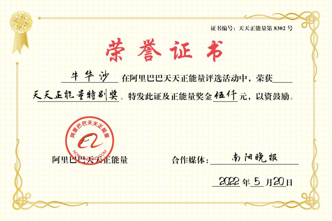 男童卡喉躺在地上翻滚难受,男孩被糖卡喉咙店主发现立马抢救