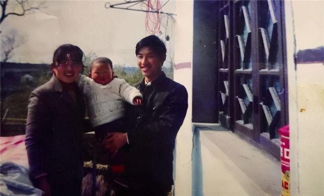 弃婴考上博士亲父母带五十万认亲,湖北夫妻捡到弃婴24年博士归来