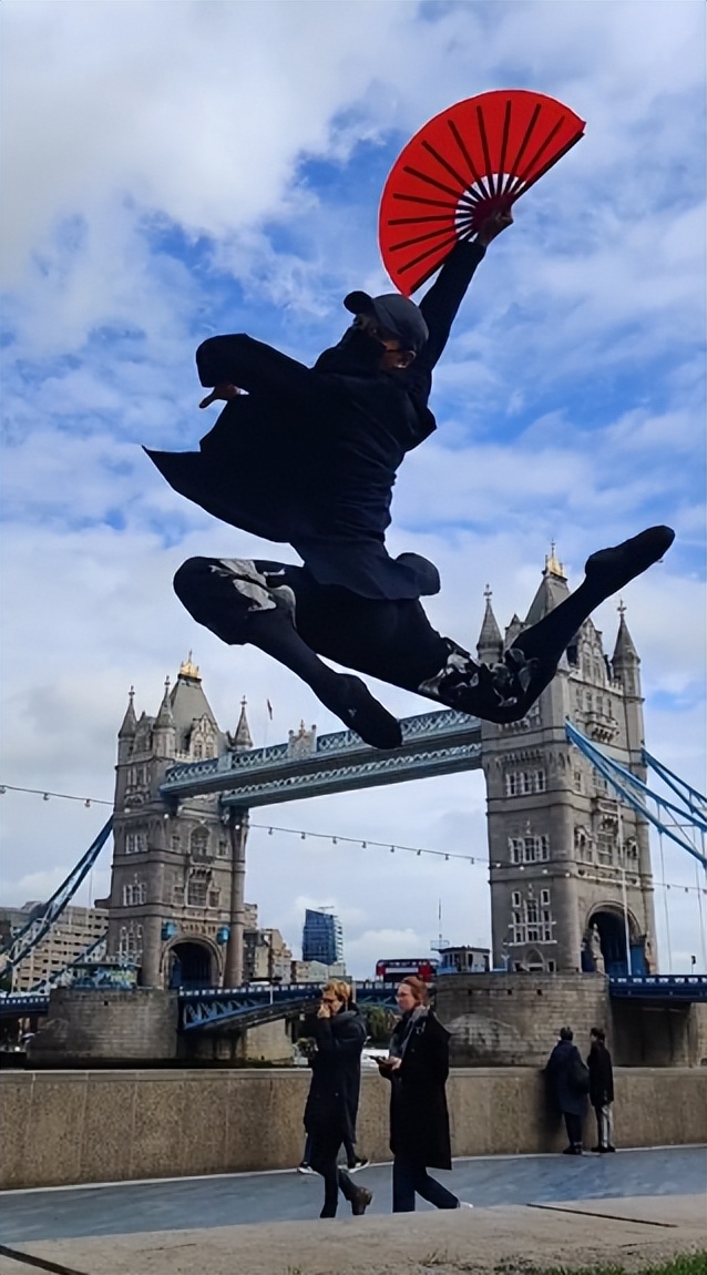 “蜻蜓水上漂”轻功重出江湖了？重庆小伙吸粉百万，老外又懵了