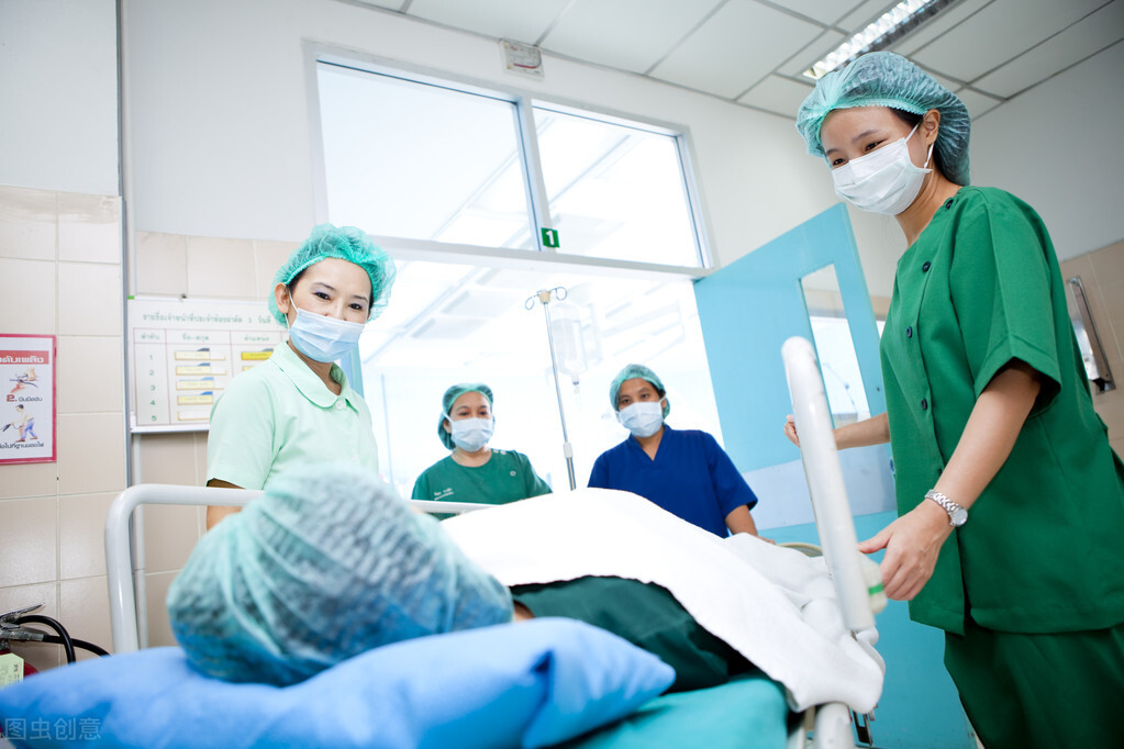 看到患者满腿浸透的纱布，麻醉医生再也忍不住了：你让我怎么救？