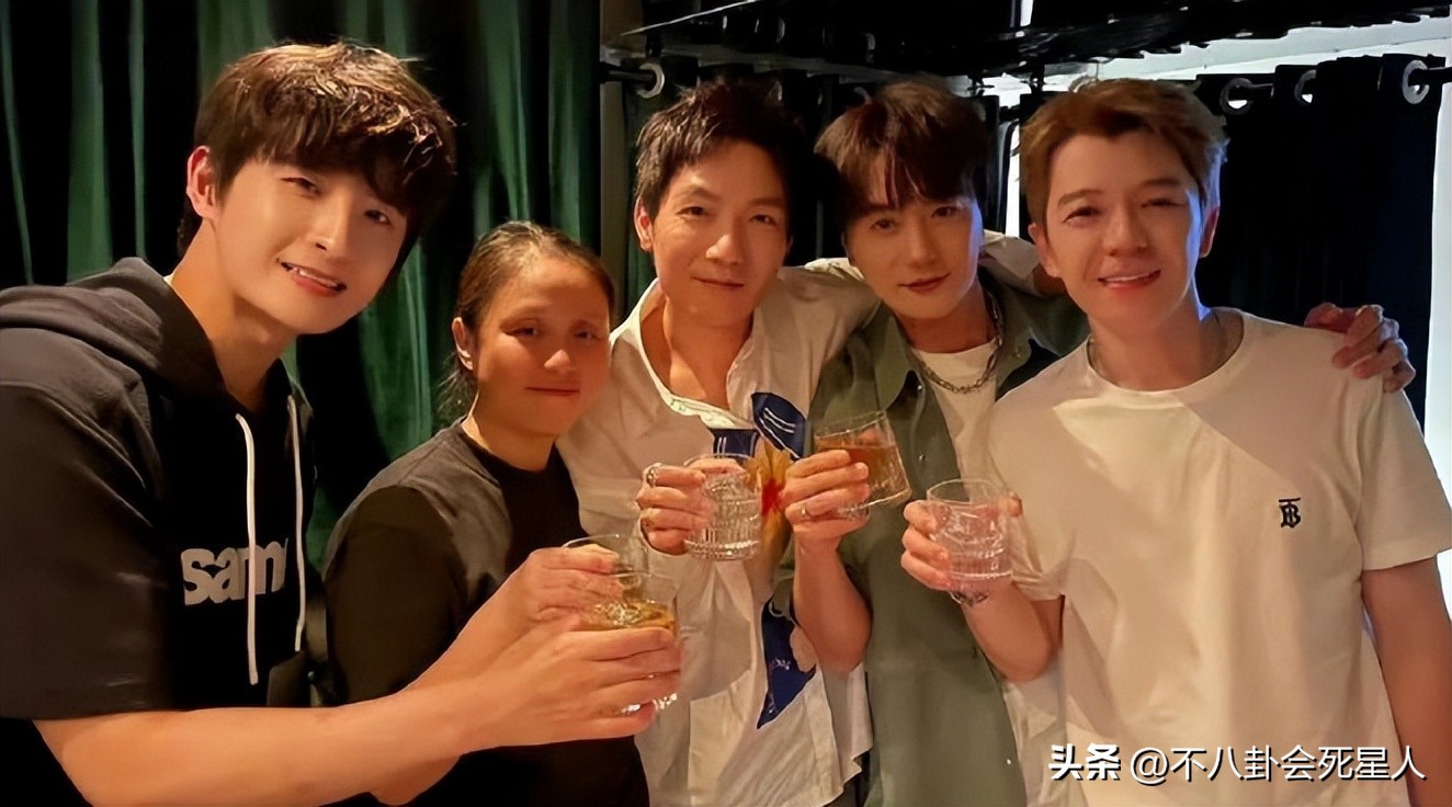 陈楚生重回舞台见证他的蜕变,陈楚生42年再度开嗓