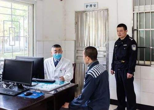 在监狱服刑人员生病了怎么办,服刑人员在监狱里生病了怎么办