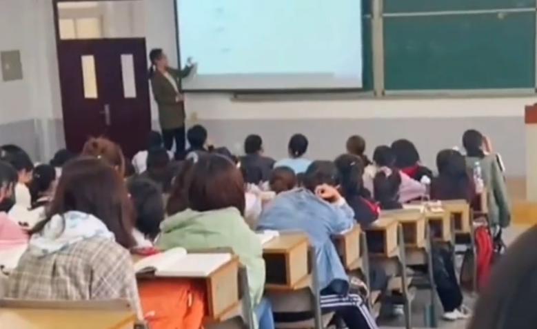 东北“歪脸”女孩整形成大美女，拒绝当网红，只想回山村当教师