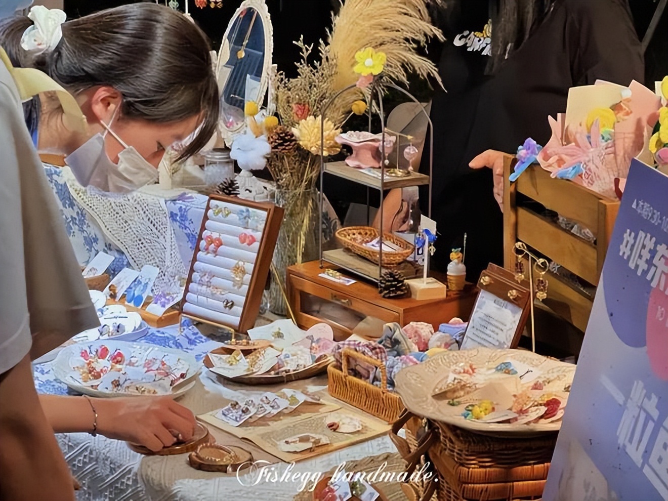 年轻人假期搞钱喂猫1周赚5千,当代年轻人要搞钱上瘾