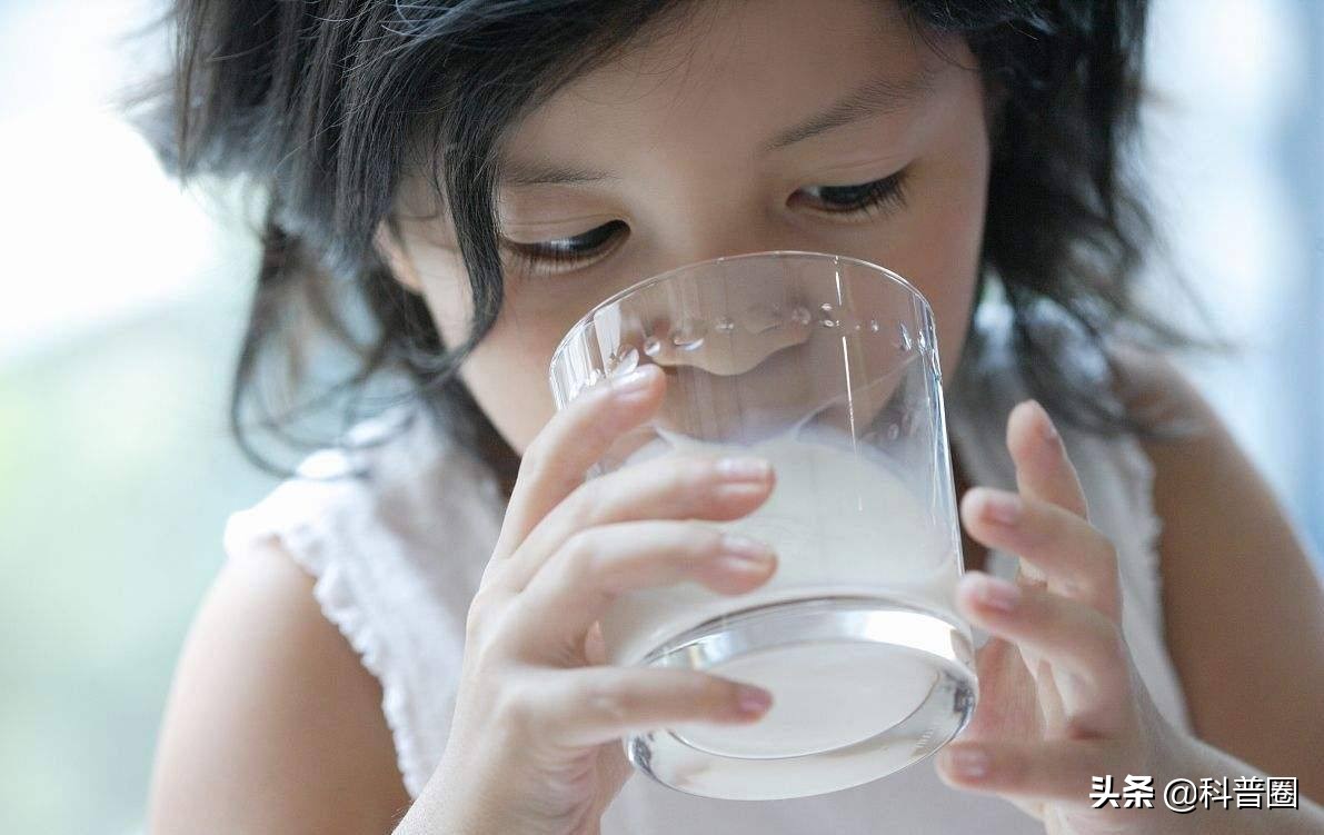 牛奶中含有致癌物质是真的吗,牛奶中全是防腐剂不仅有毒还致癌