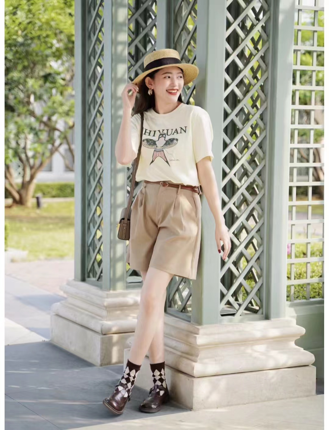 卡其色衣服怎样搭出高级感,早秋卡其色长袖衬衫外套高级穿搭