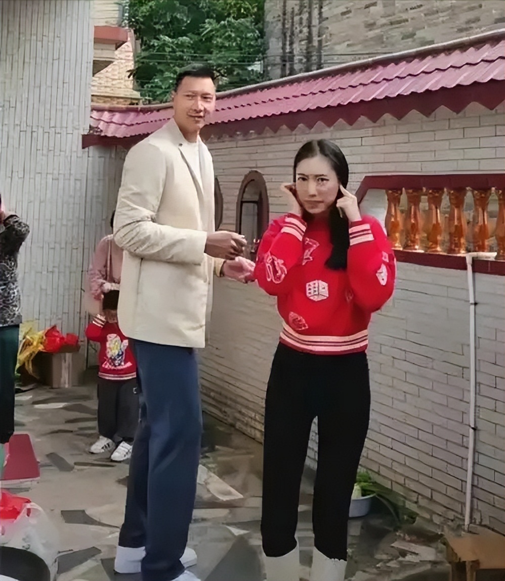 易建联生了几个孩子,易建联和荆灵近照