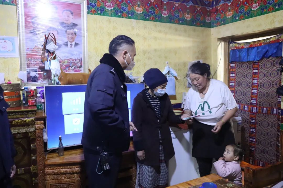小昭寺派出所坚持和发扬新时代“枫桥经验”“东莱精神”学思践用*党**的二十大精神走访慰问辖区困难群众