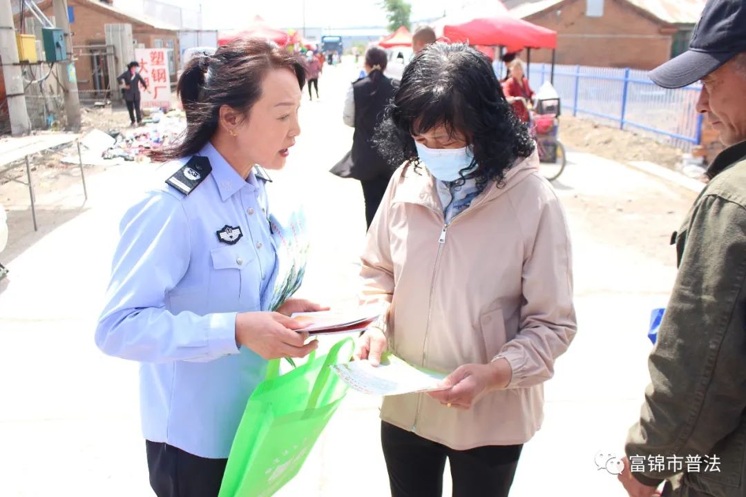 垃圾分类以法治为基础,垃圾分类宣传教育与严格执法