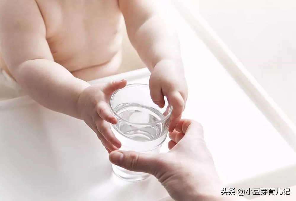宝宝喝水不太讲究,新生宝宝喝水太多的危害