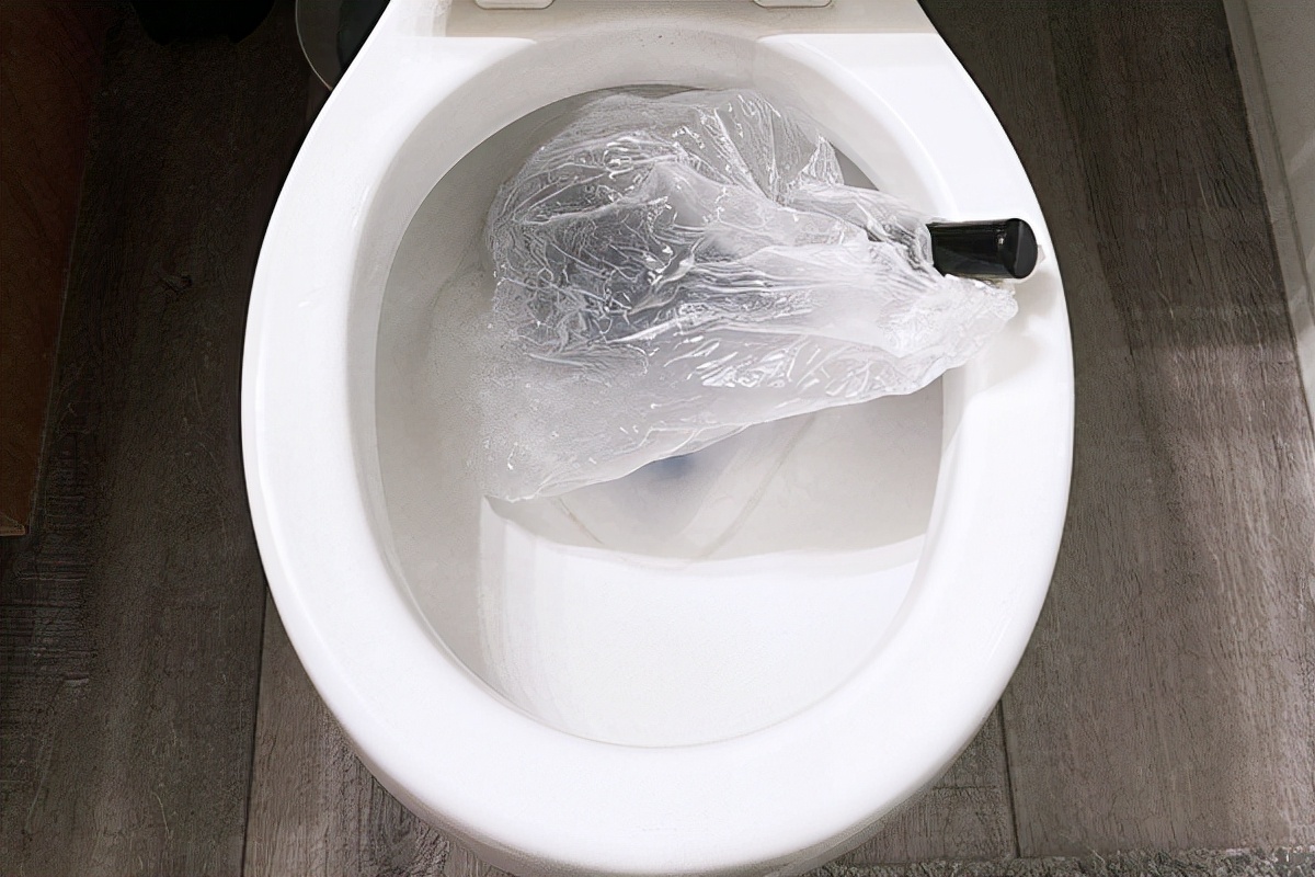 家用蹲式马桶堵塞疏通小妙招,大便太硬马桶堵塞妙招