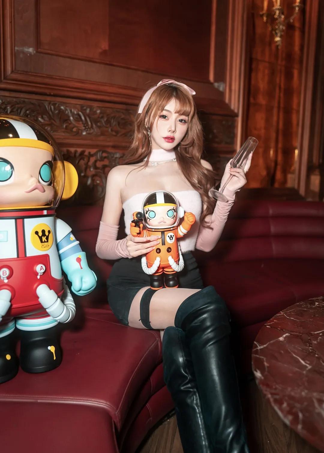 六位数玩偶、30万的AJ，免费送MOLLY，这家潮流店“很来事”