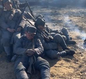 大学生进剧组当群演引热议,大学生进剧组当群演演技炸裂