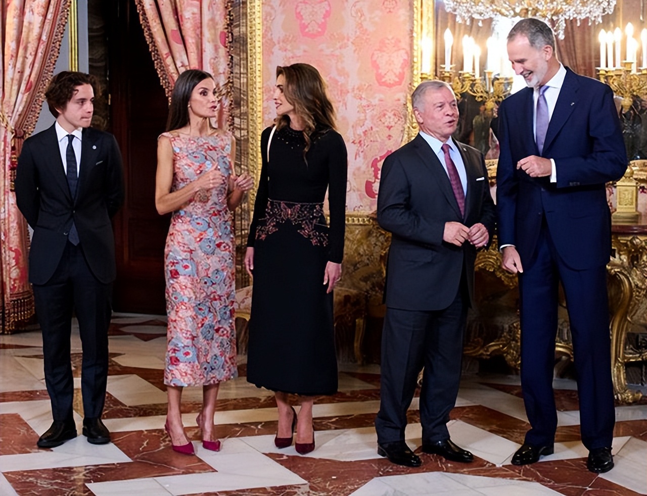 西班牙王后经典穿搭,西班牙王后实力演绎花裙穿搭