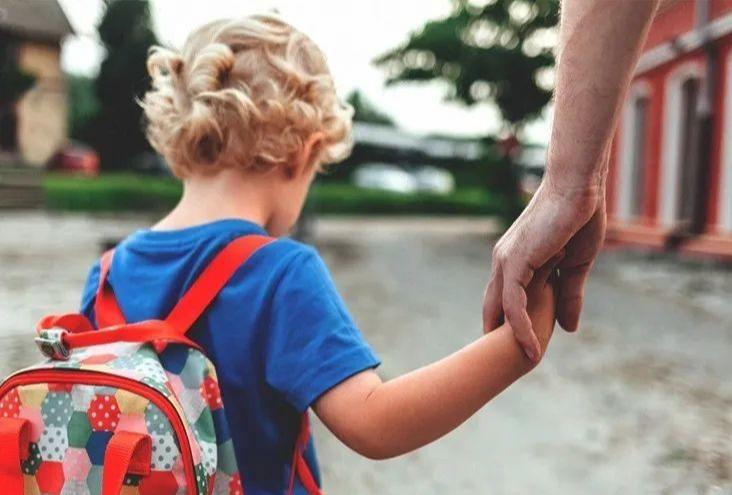 孩子爱搞小动作怎么管教,小孩有偷摸的行为怎么引导改正