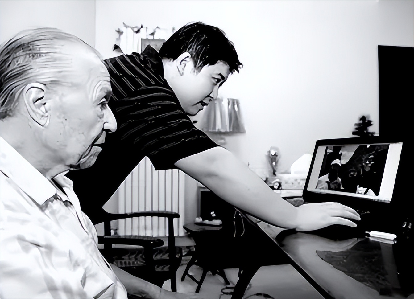 河南小伙报恩瑞士房东素材,中国小伙为英国房东养老