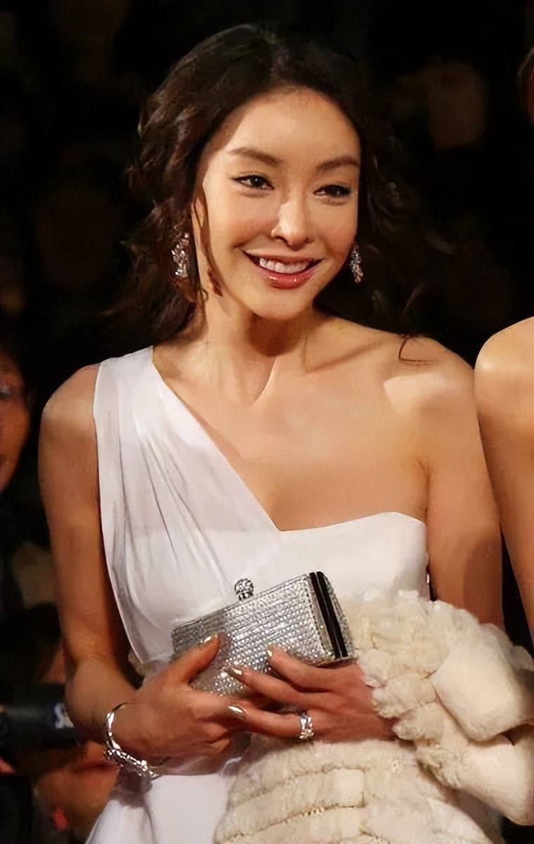 韩娱又爆丑闻！艺人被明码标价服务高层，时长高达八九个小时