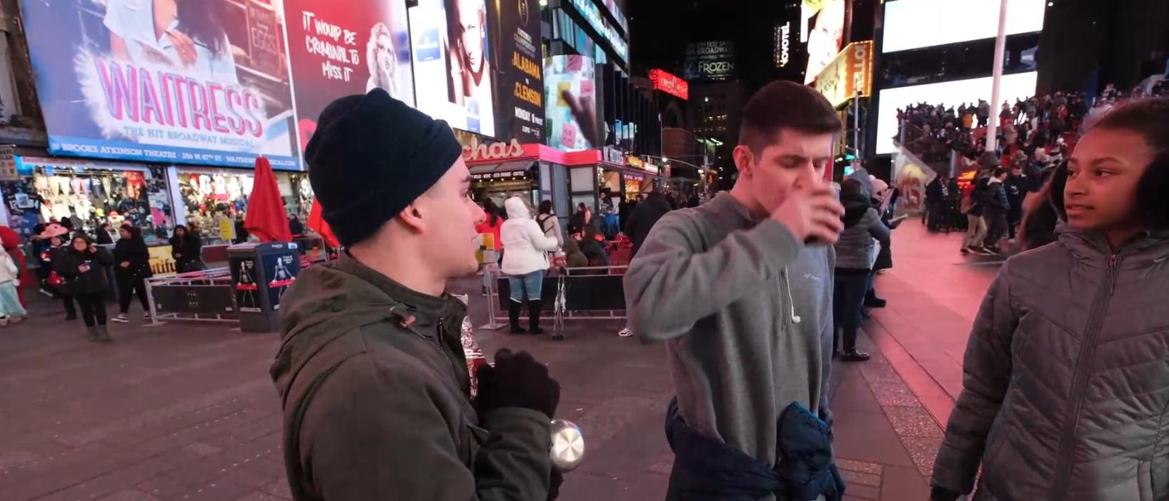 美国小伙觉得中国食物难吃，便用胡辣汤街头实验，结果被路人疯抢