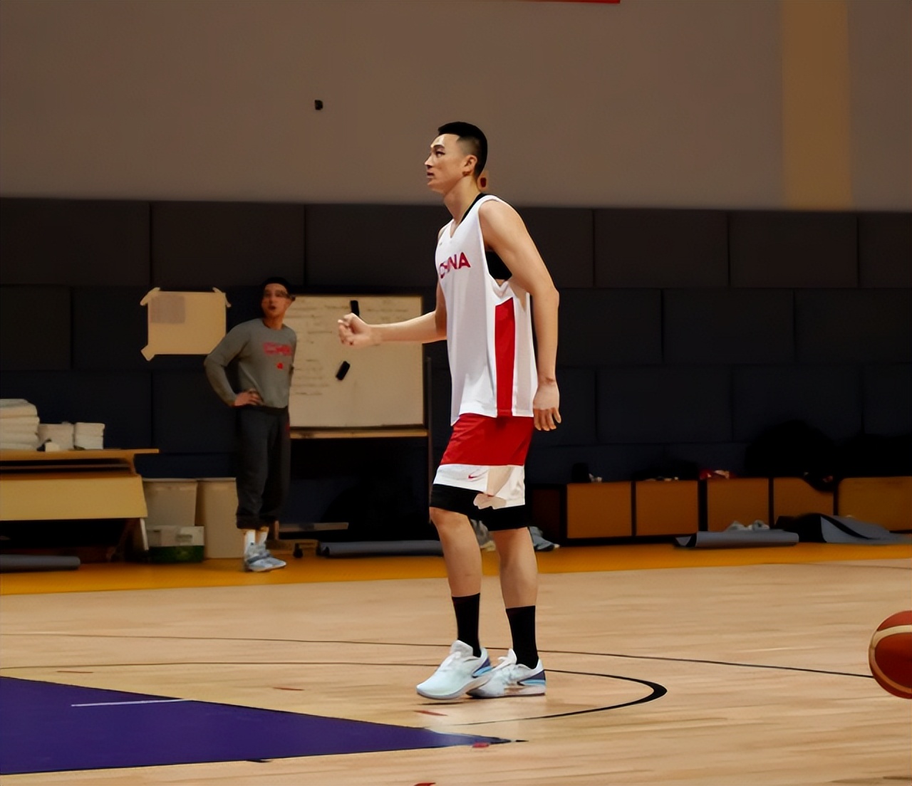 中国男篮15人大名单出炉！乔帅打内部对抗赛考察球员赵睿因伤缺阵