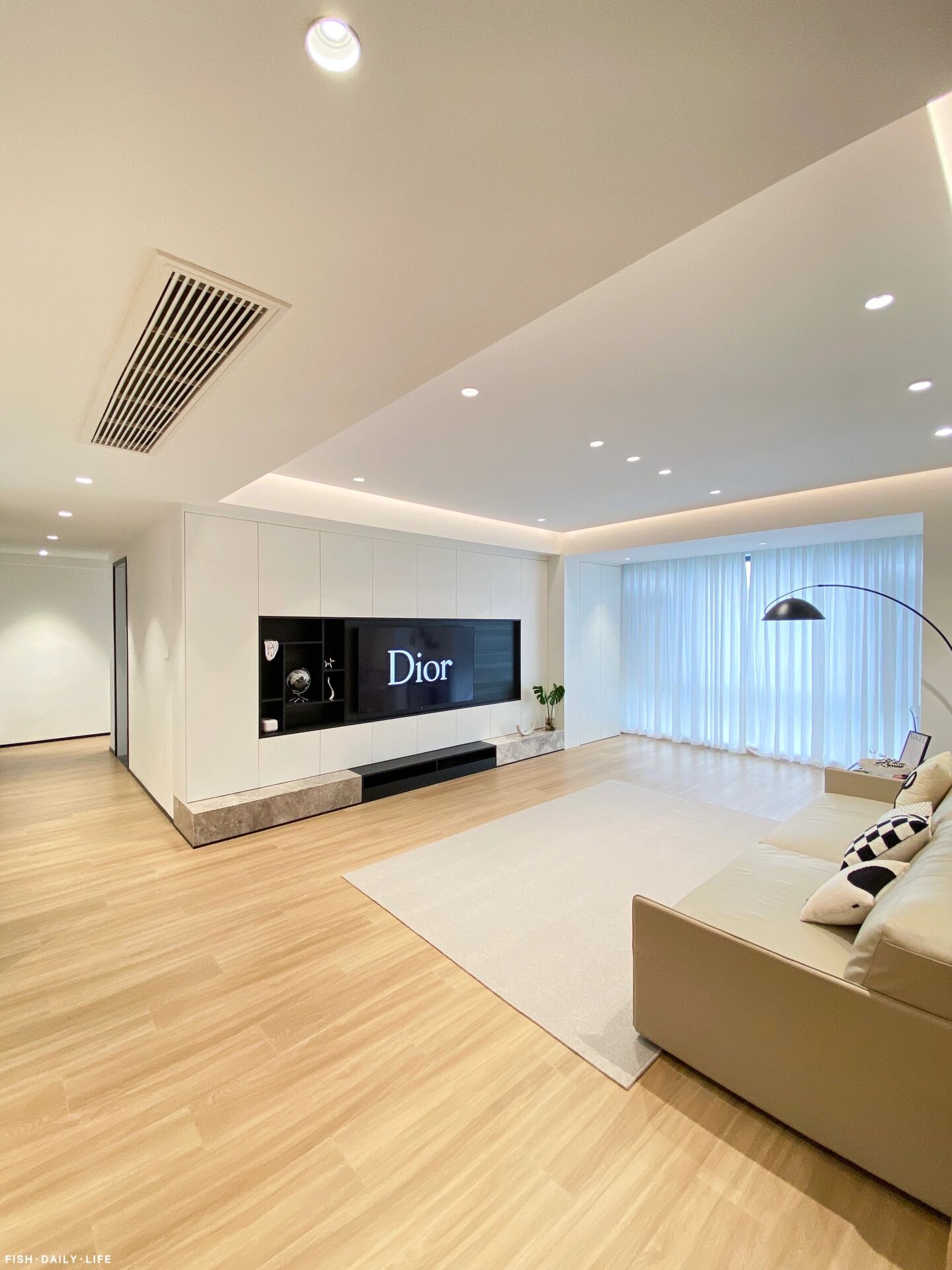 海信4k100寸激光电视多少钱,100寸激光电视和液晶电视哪个好