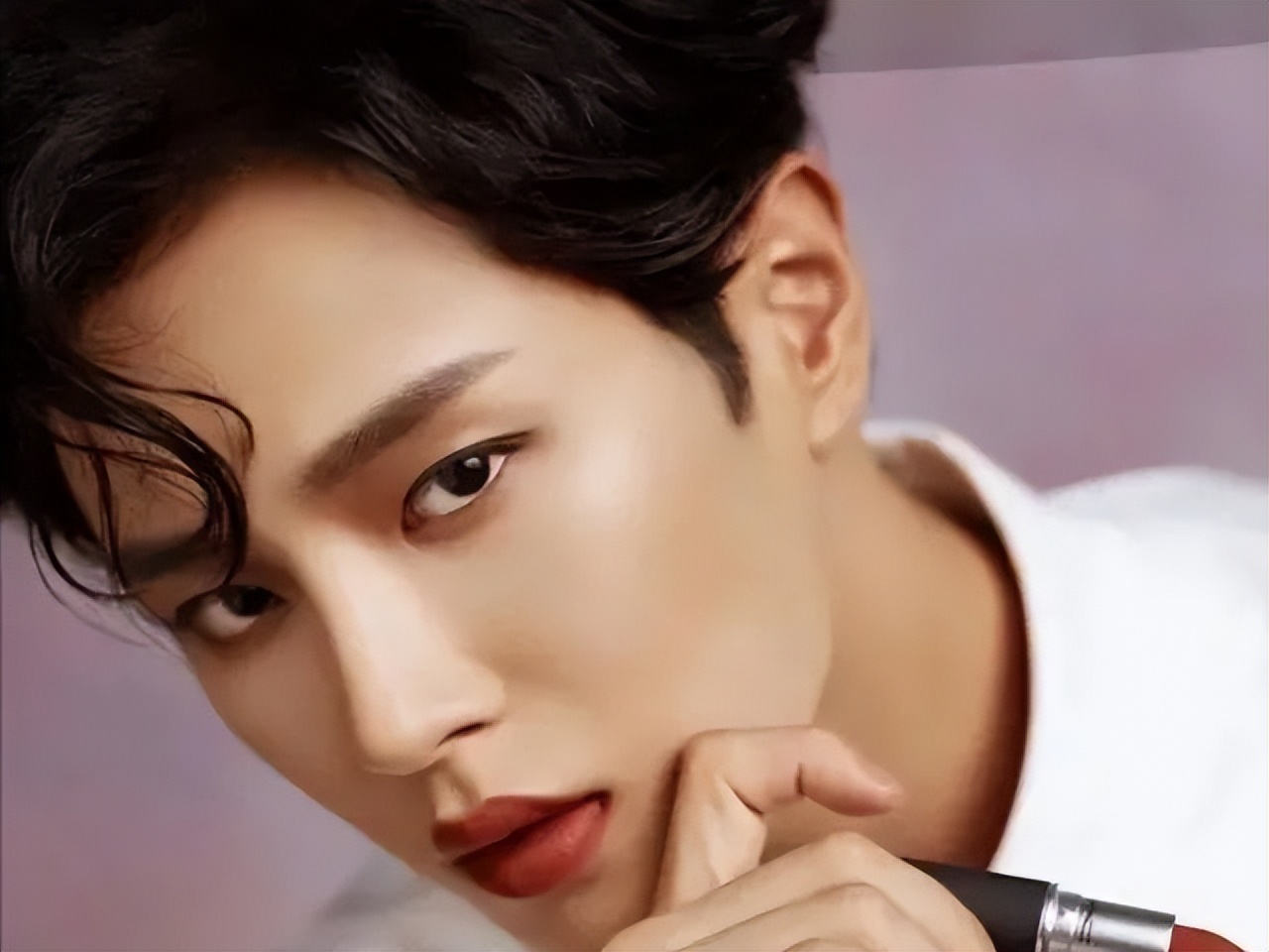 胡茬红唇，救命，代言化妆品的男明星太吓人了