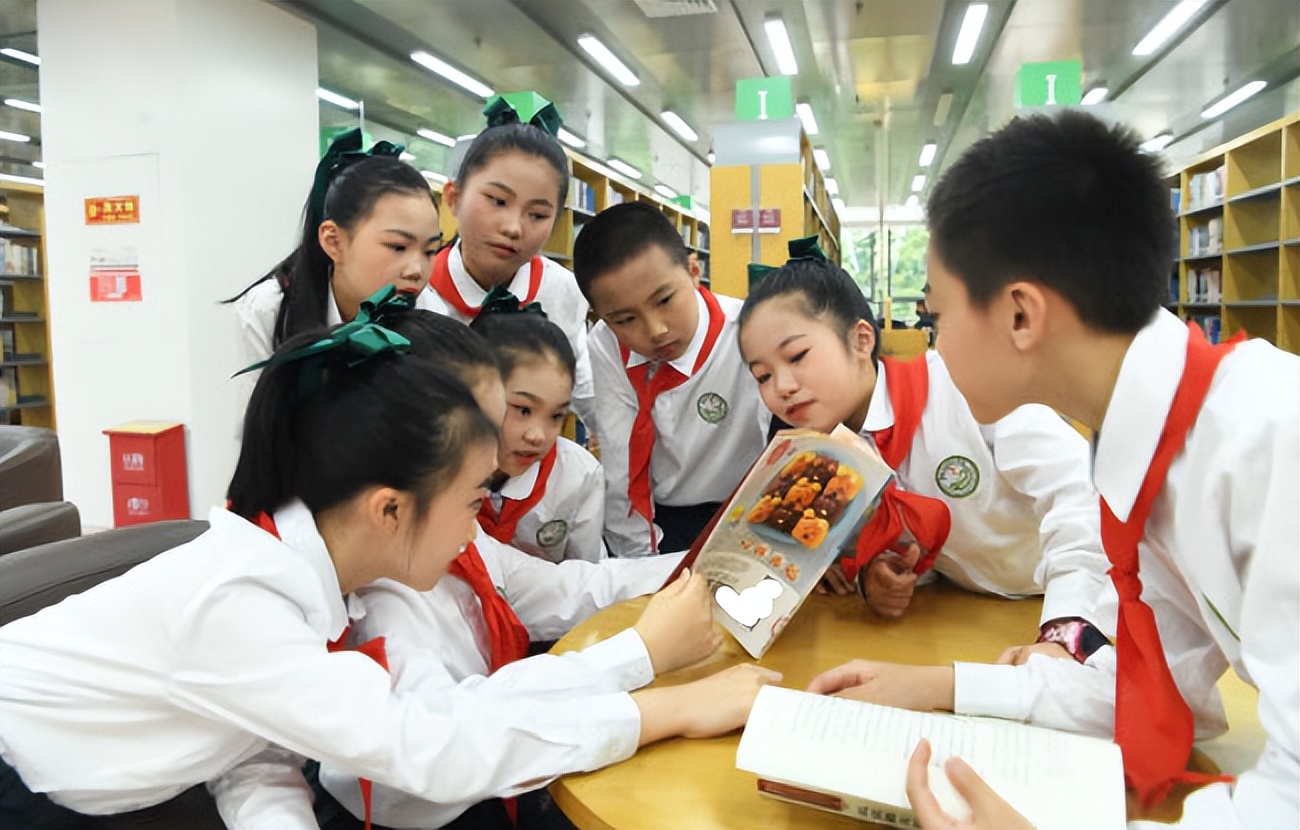 小学生暑期攻陷“胖东来”，抢座画面很震撼，三个问题却叫人担忧