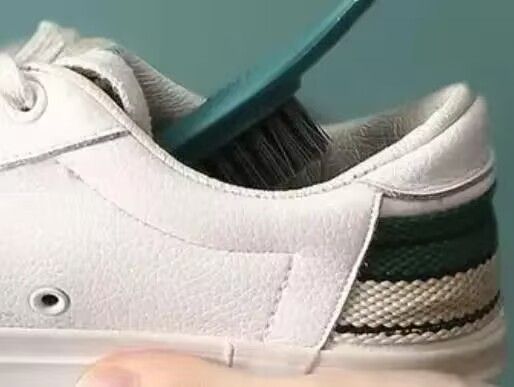 大学生洗鞋赚8万,学校学生洗鞋一个月挣好几万