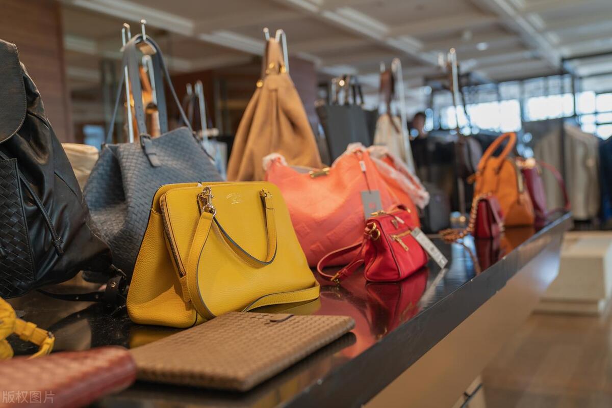 奉劝大家不要大手大脚花钱,奉劝各位出去旅游千万别乱买东西