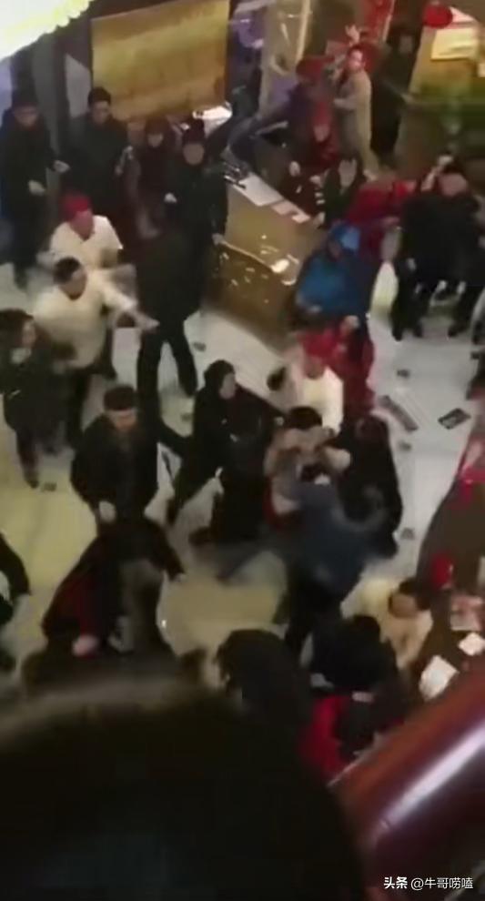 儿子婚礼父亲当众亲新娘,儿子婚礼上亲吻老伴