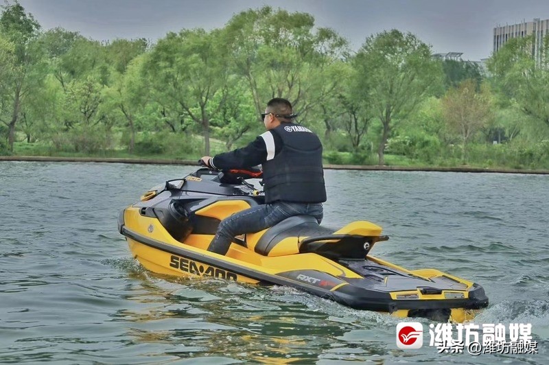 最早的摩托艇游戏,勇敢者的运动水上摩托艇