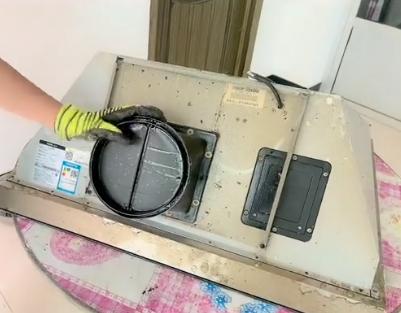 海尔侧吸式油烟机拆卸清洗全过程,海尔侧吸油烟机挡板怎么拆卸