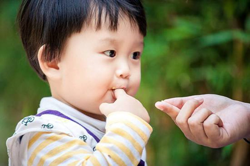 育儿分享宝宝总啃手指怎么办,小学小孩喜欢啃手指甲怎么纠正