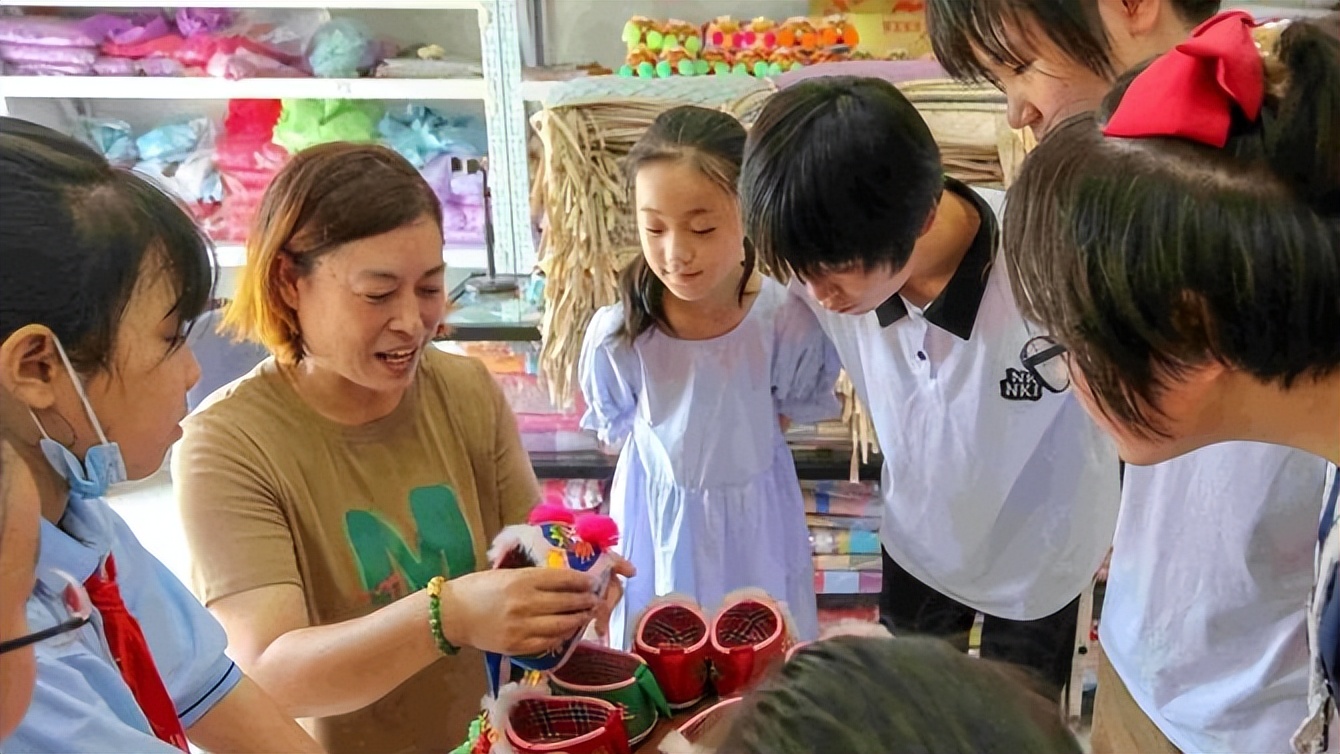 张苗芳：“老粗布”织出乡亲致富路