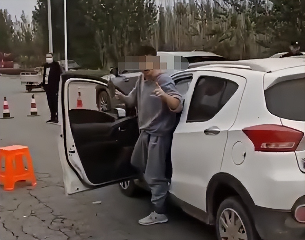 比男子持刀闯卡买奶粉被法外开恩，更值得追问的是应急机制失效