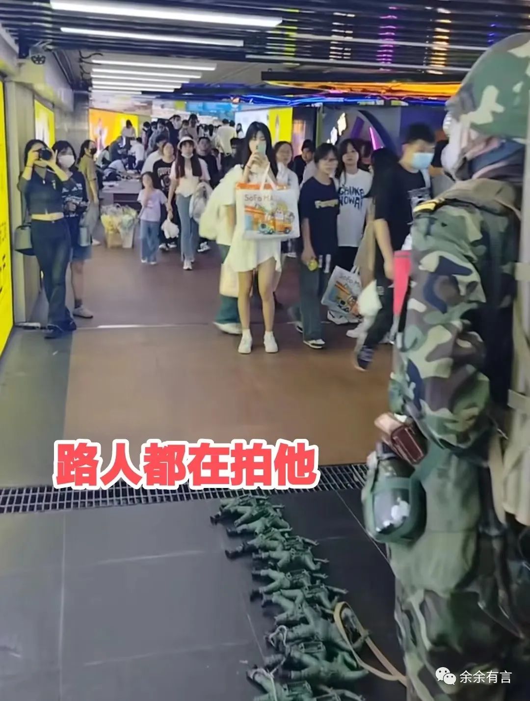 摆地摊卖玩具的真实收入,00后小伙摆摊卖玩具29元