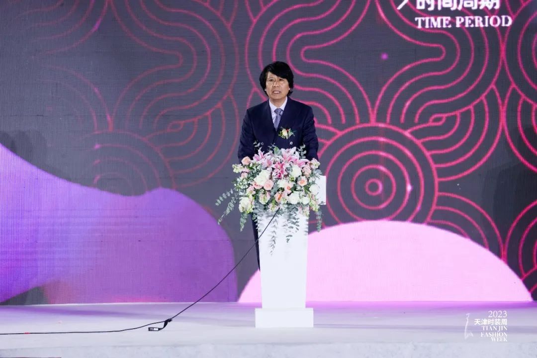 皮尔卡丹把时尚带入中国,皮尔卡丹中国服装展