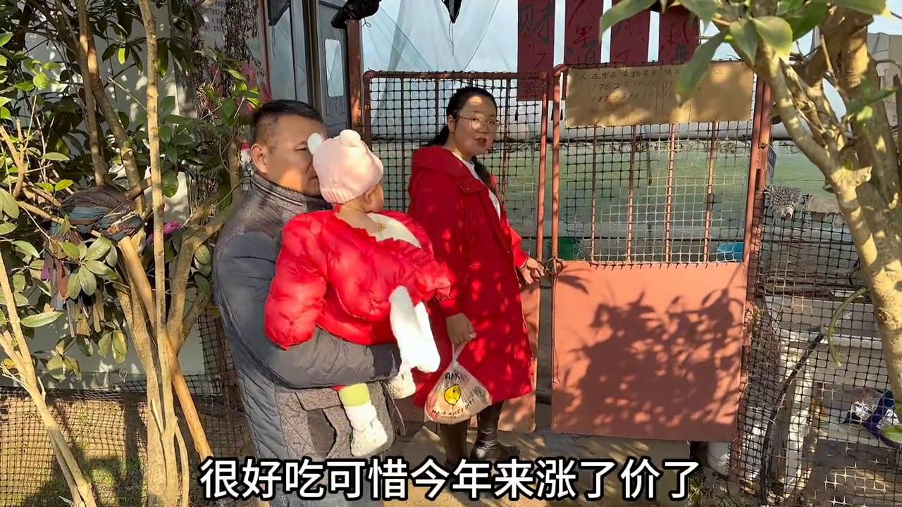 儿媳带公公出来体验洗油烟机，当公公看到油烟机时摆头说要...