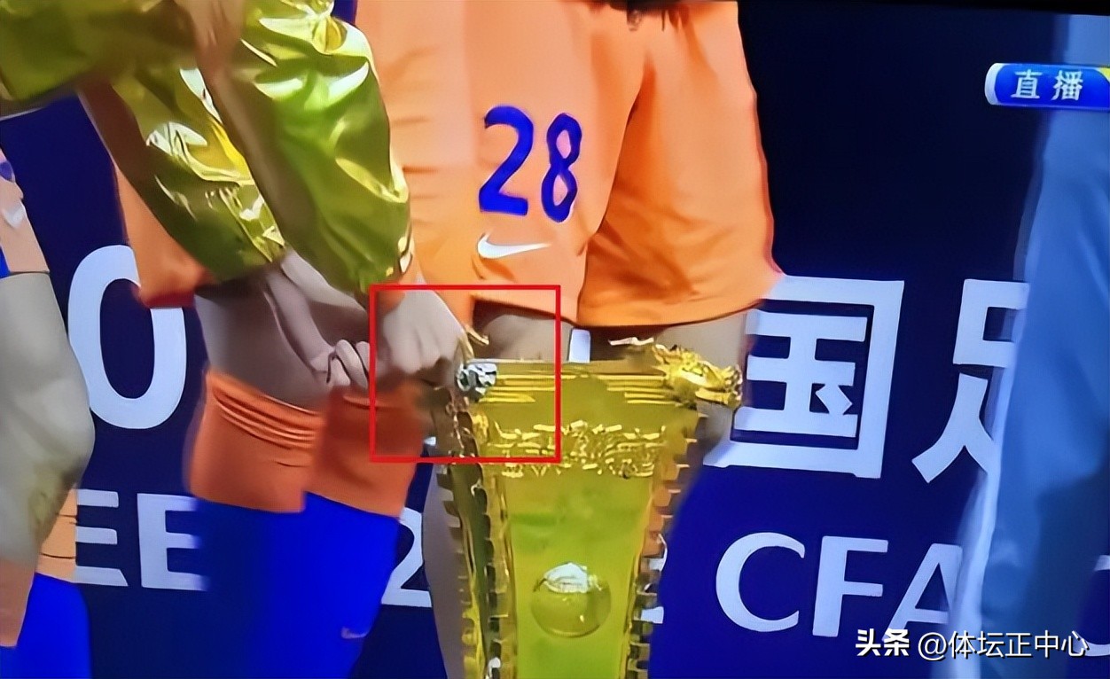 足协杯奖杯被当场掰断,足协杯冠军奖杯被掰断值多少钱