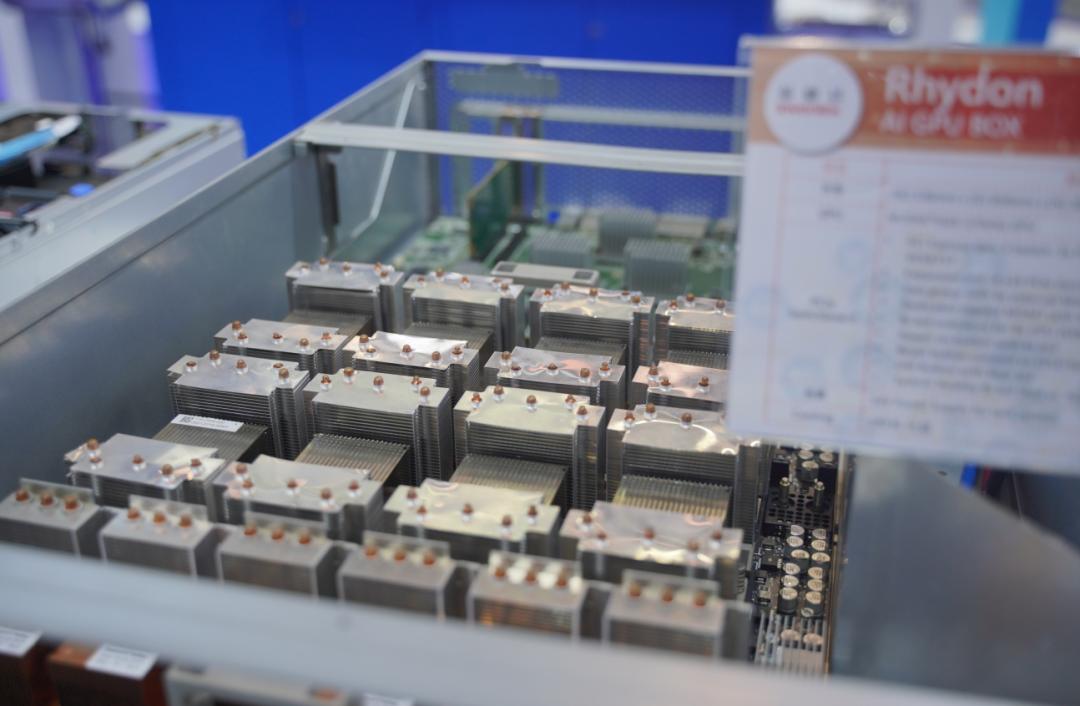 中国企业“带着镣铐”混战大模型