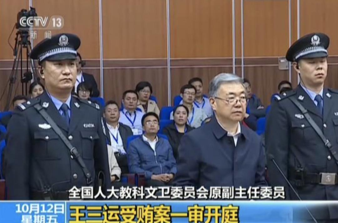 落马领导的特殊癖好：一边喝茅台，一边看俄罗斯小姐表演水上芭蕾