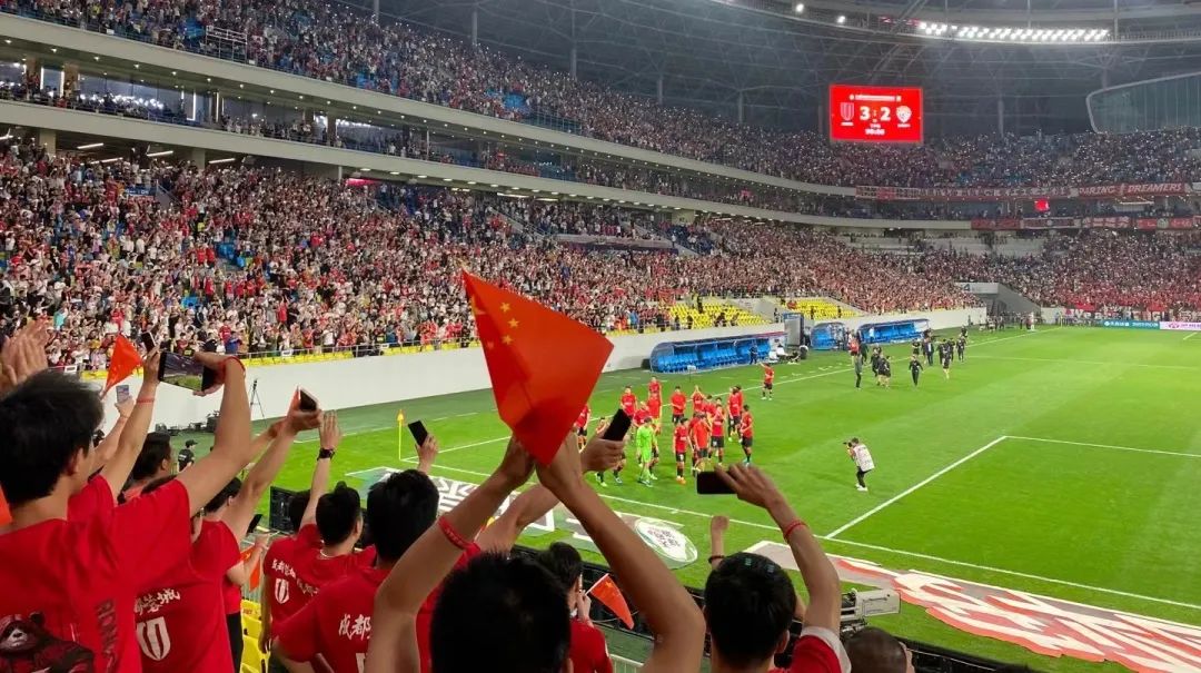 坐地铁去凤凰山看球赛，方便！