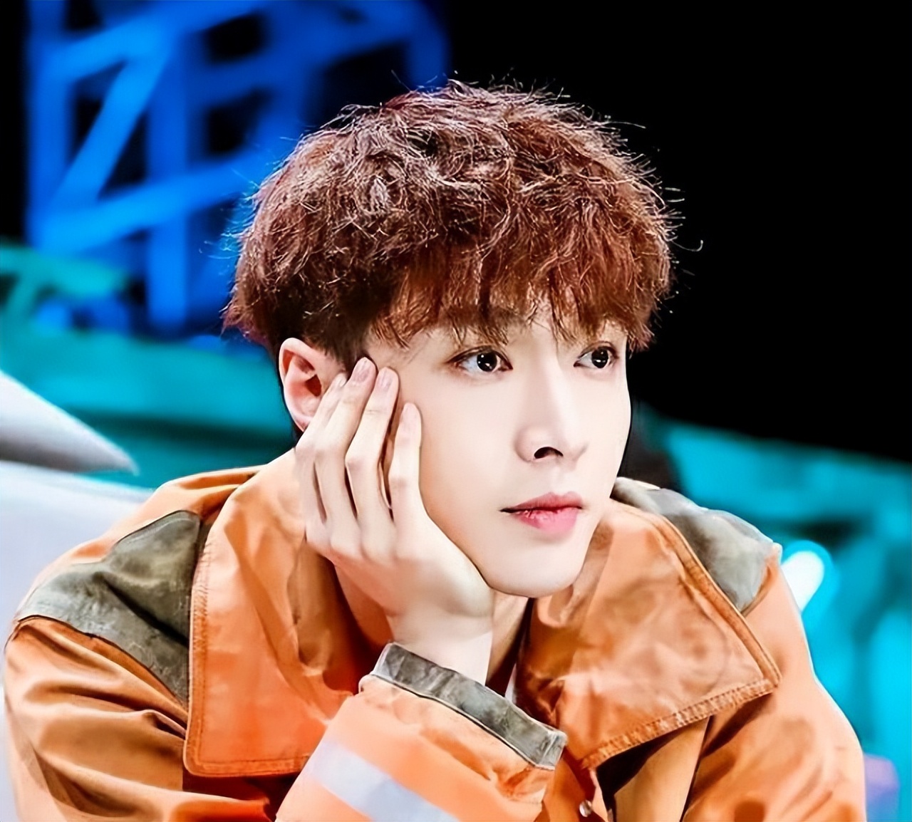 男生韩剧烫发发型推荐,韩式男生烫发推荐蓬松