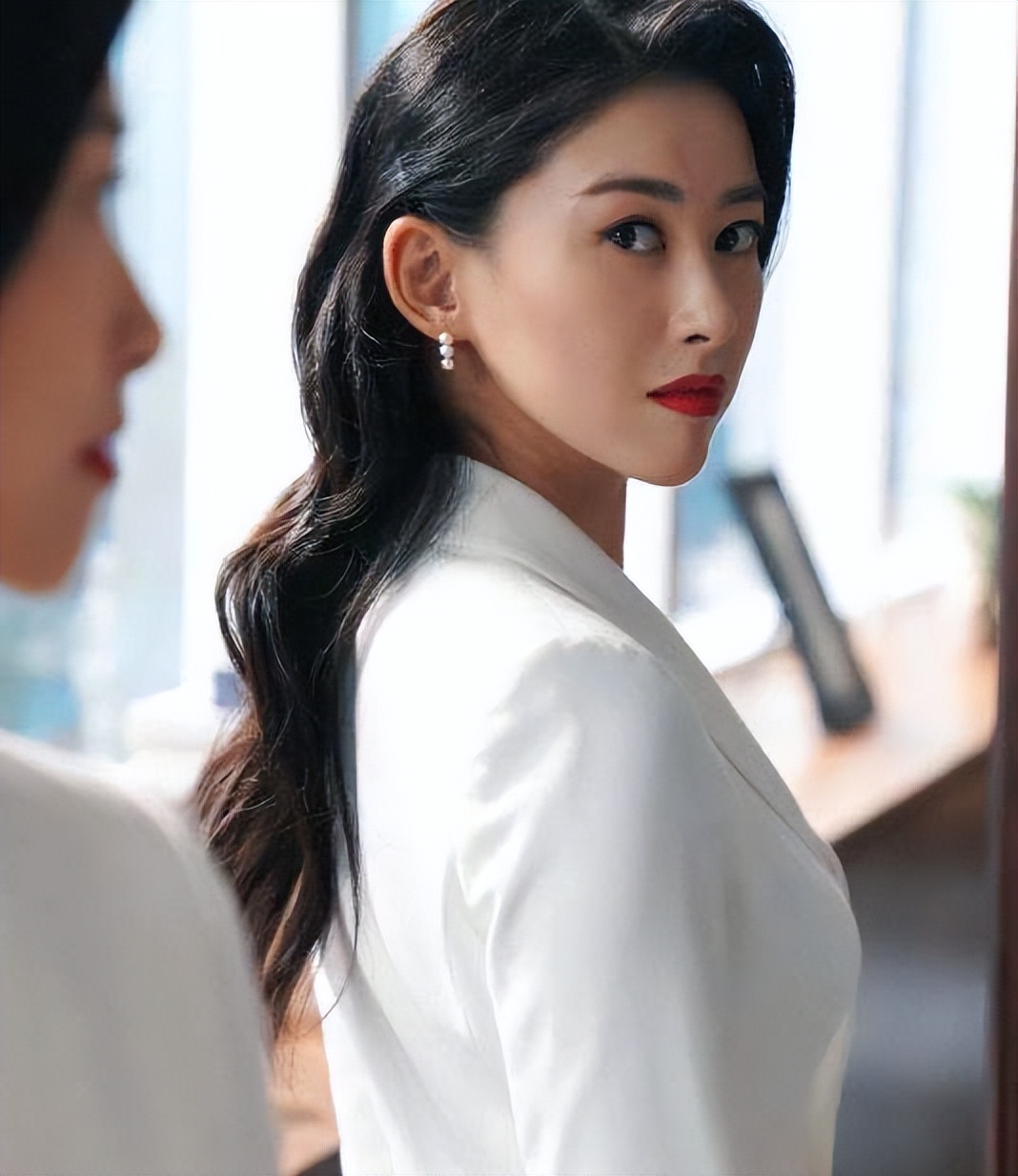 朱珠：迷倒世界顶级富豪，收服“帮派最狂太子”，却下嫁美术老师