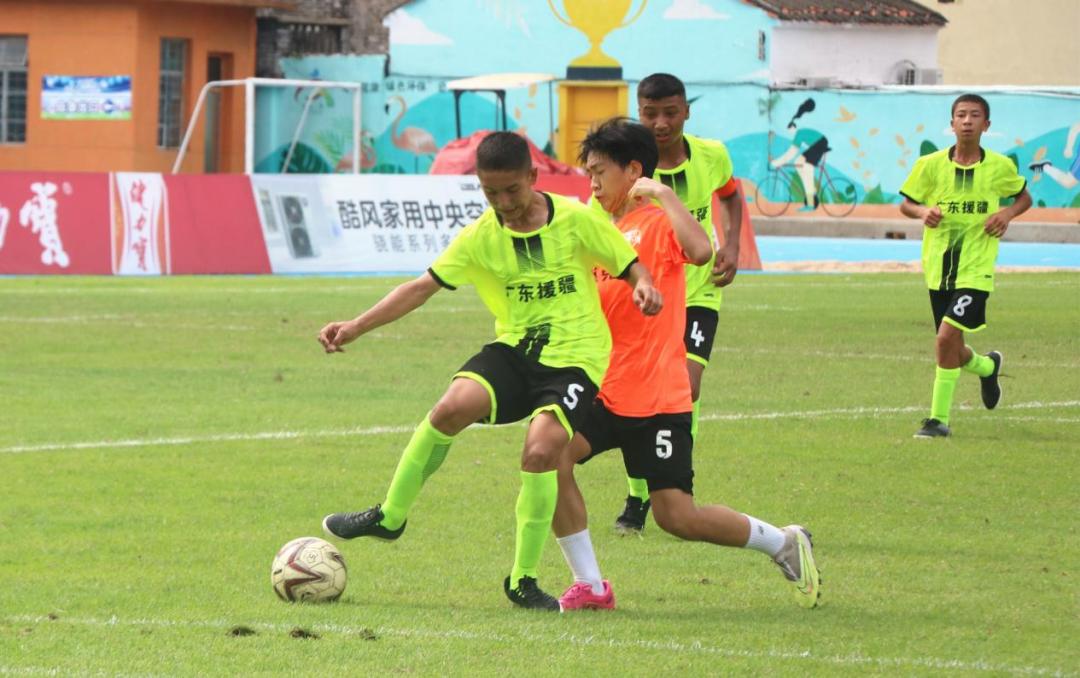 以赛会友，佛伽足球少年绿茵场上“秀脚法”